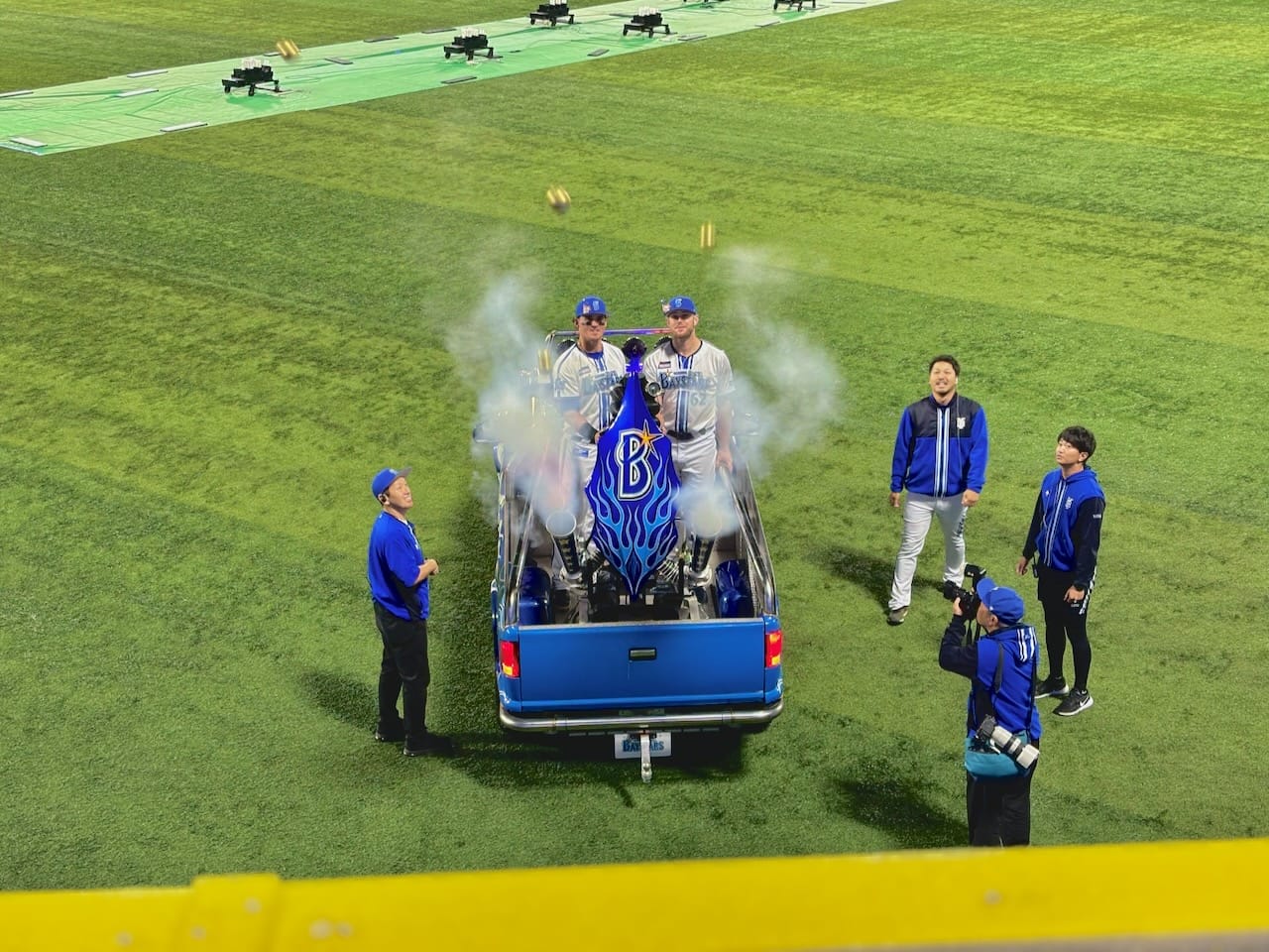 ヒーローのオースティン選手とウィック投手