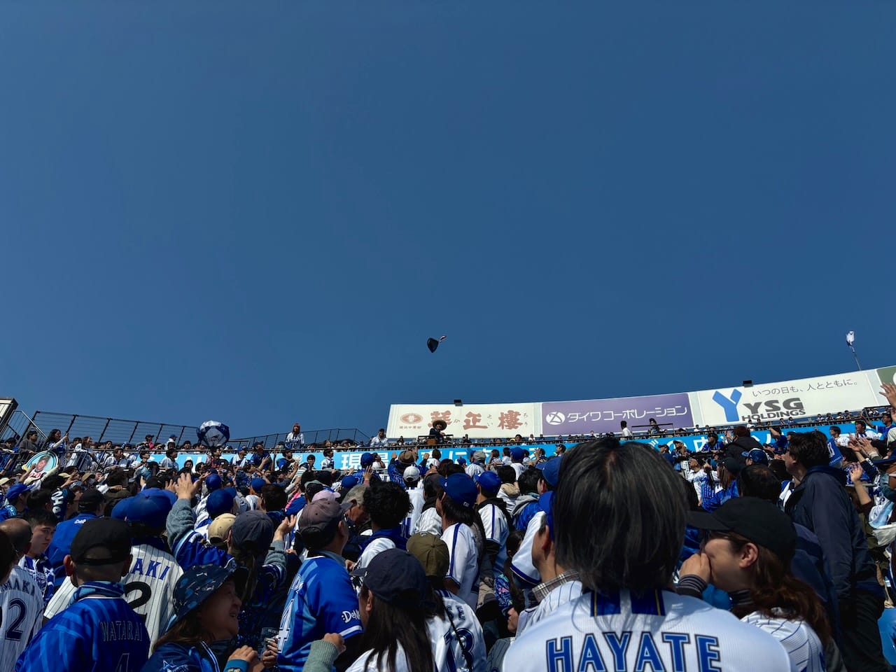 今年から開催の新イニング間イベント、ドリトスPresentsパラシュートタイム。風がなかったので、こちらに来る気配はなかった