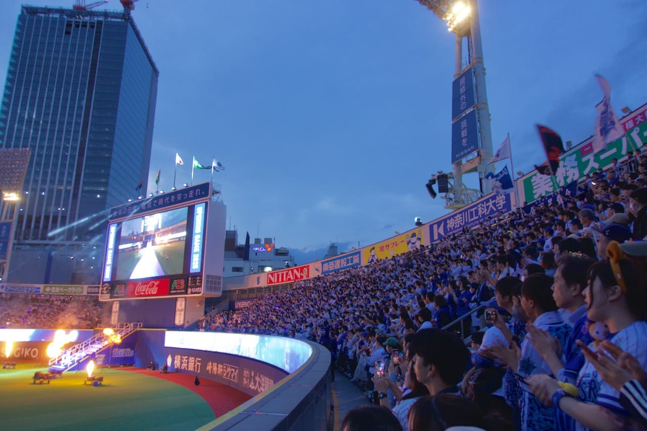 オープニング・セレモニーに釘付けのライトスタンド