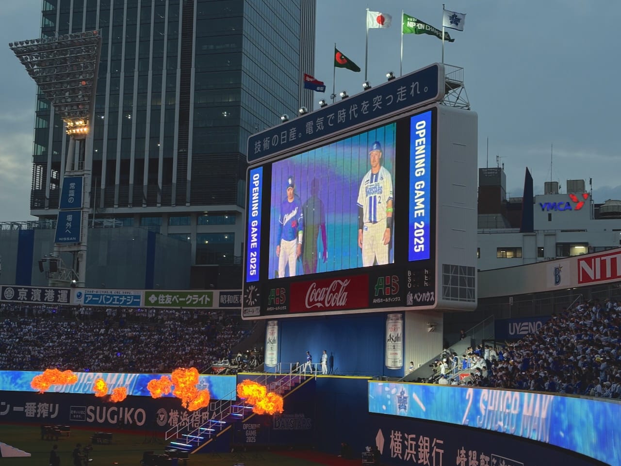 バックスクリーンから登場する牧秀悟。隣は山本泰寛