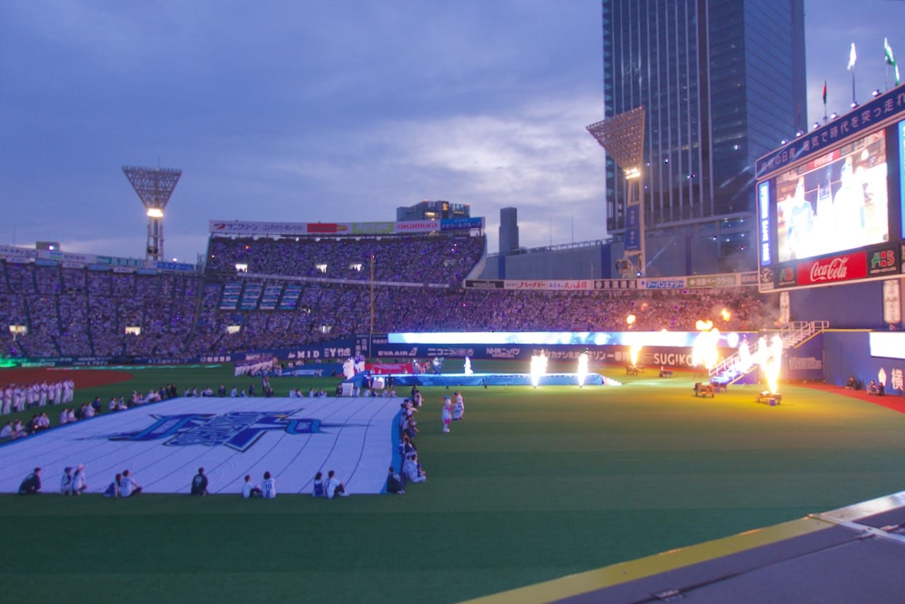 グラウンドには両チームのビッグフラッグ