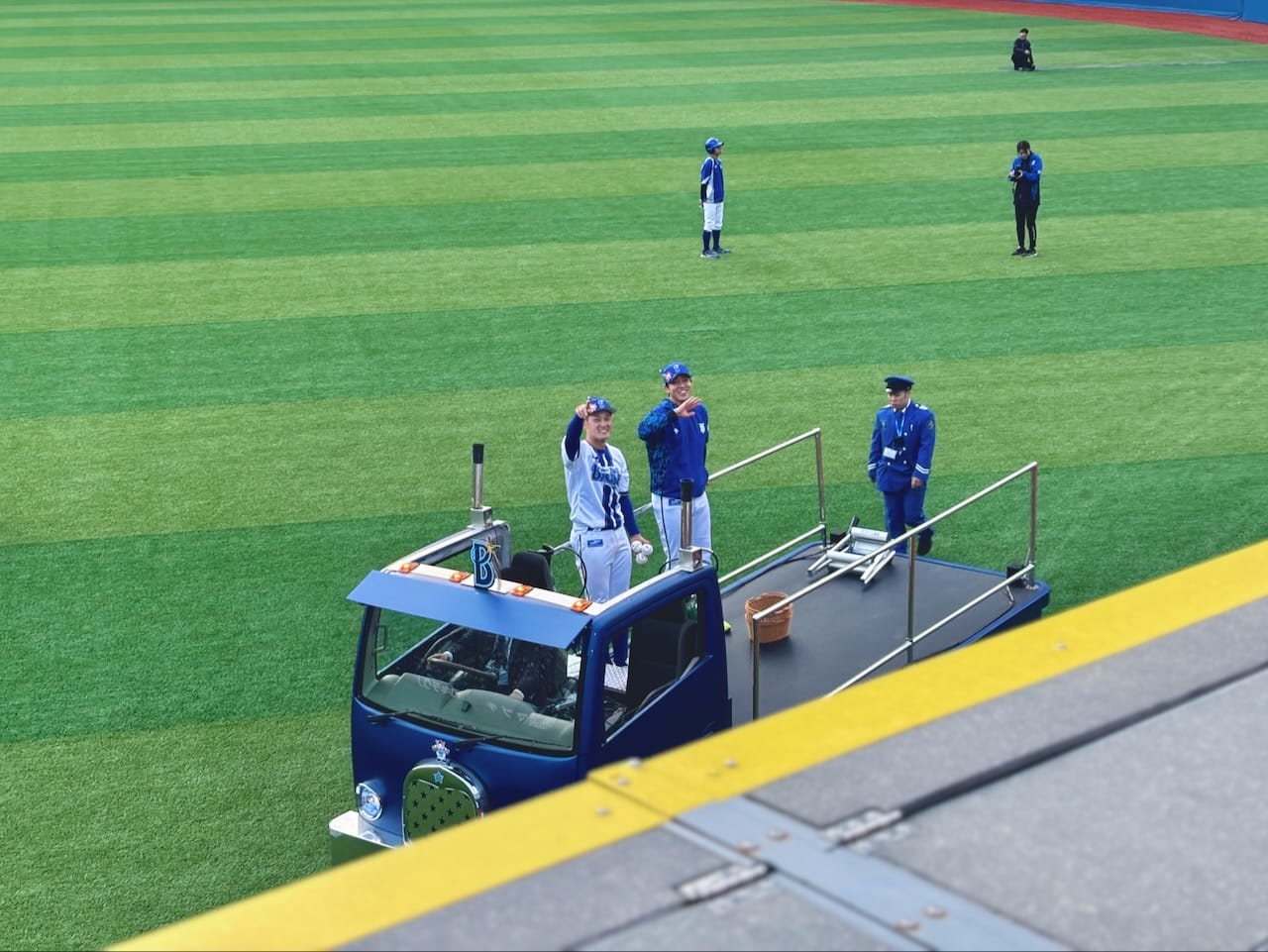 笑顔でライトスタンド凱旋の平良・松尾バッテリー