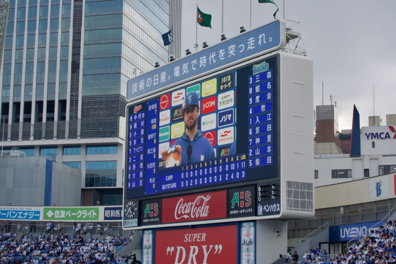 ヒーローインタビューを受けるアンソニー・ケイ投手