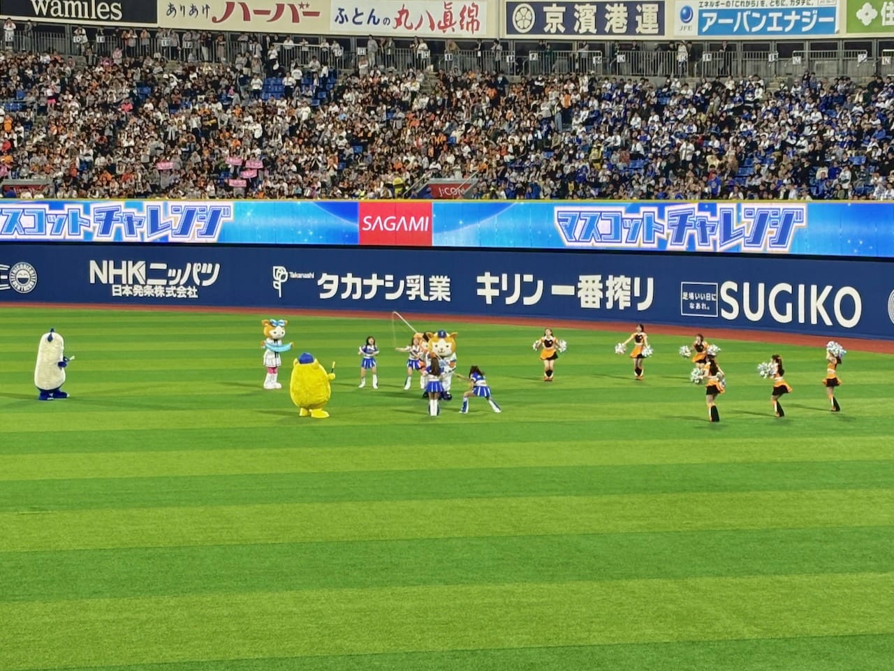 イニング間イベントで縄跳びに挑戦するD.B.スターマンとジャビット