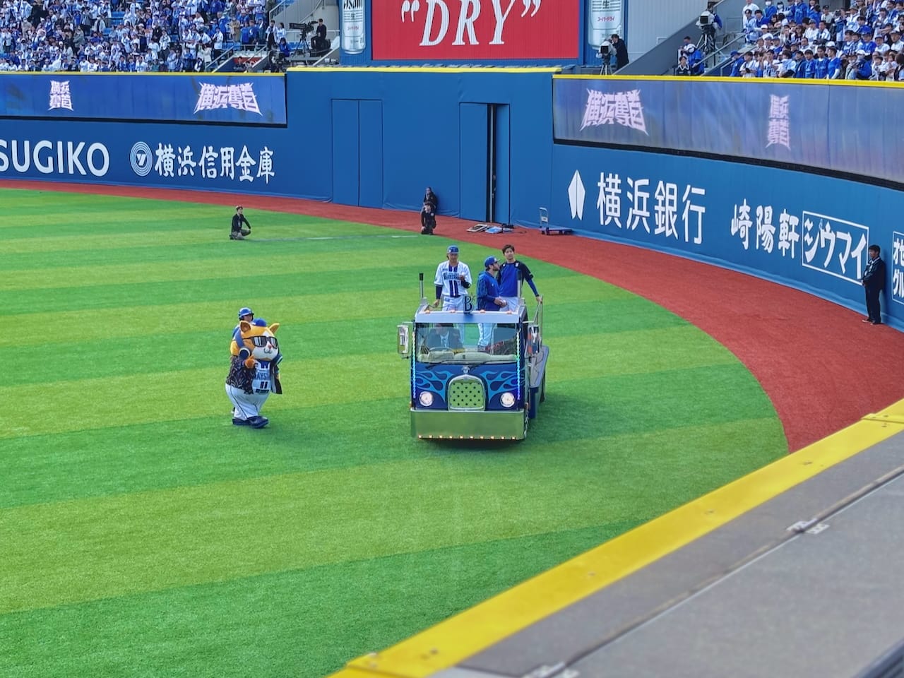 今日のヒーロー・梶原とケイをライトスタンド前に迎えるDJスターマン