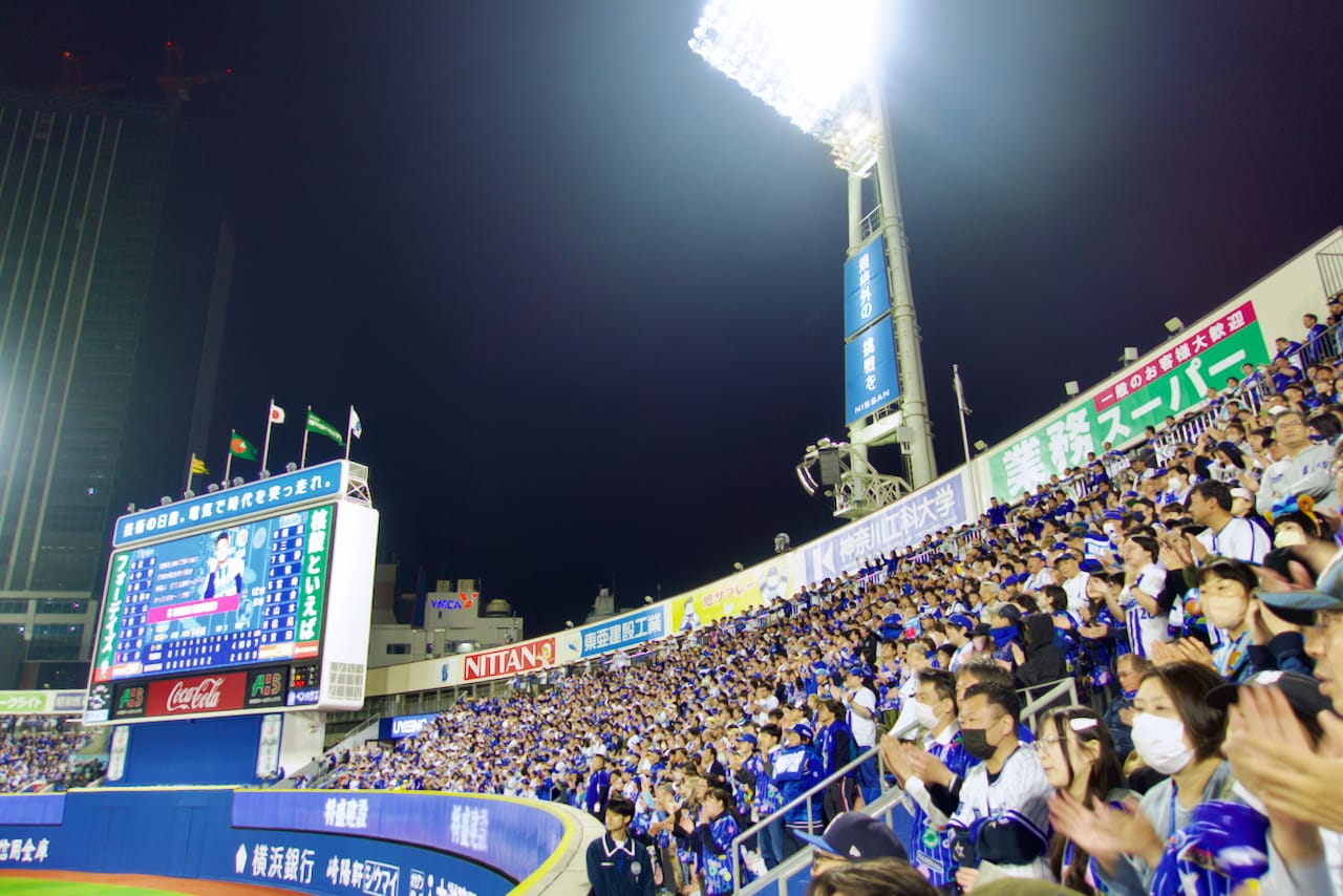 ガールズフェスティバルのユニフォームが目立つライトスタンド