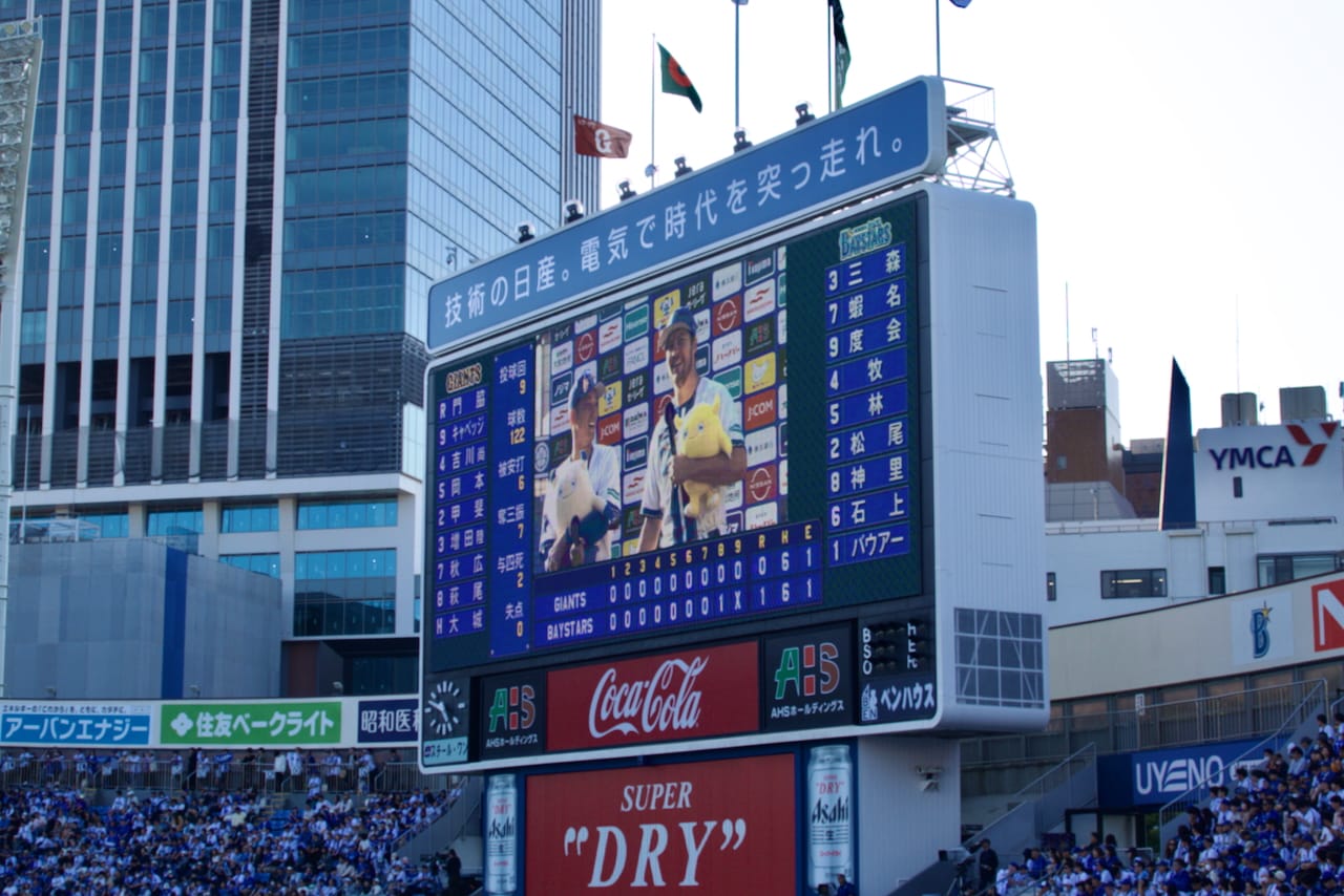 笑顔でヒーローインタビューを受けるバウアーと松尾