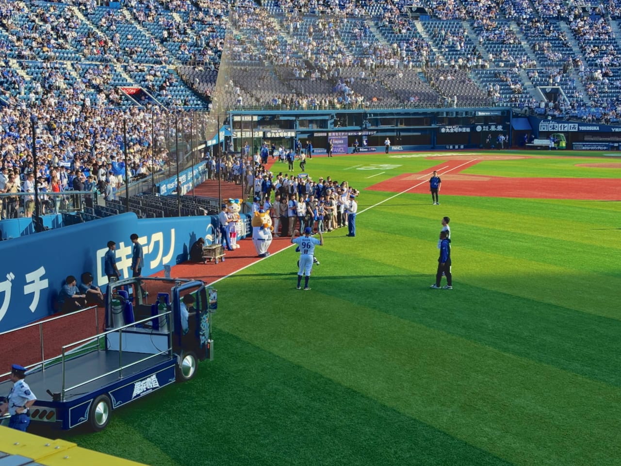 カメラの前でポーズをとる今日のヒーロー、トレバー・バウアー投手