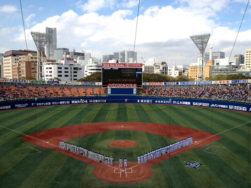 東日本大震災復興支援試合の開始直前、両チームのメンバーが整列する