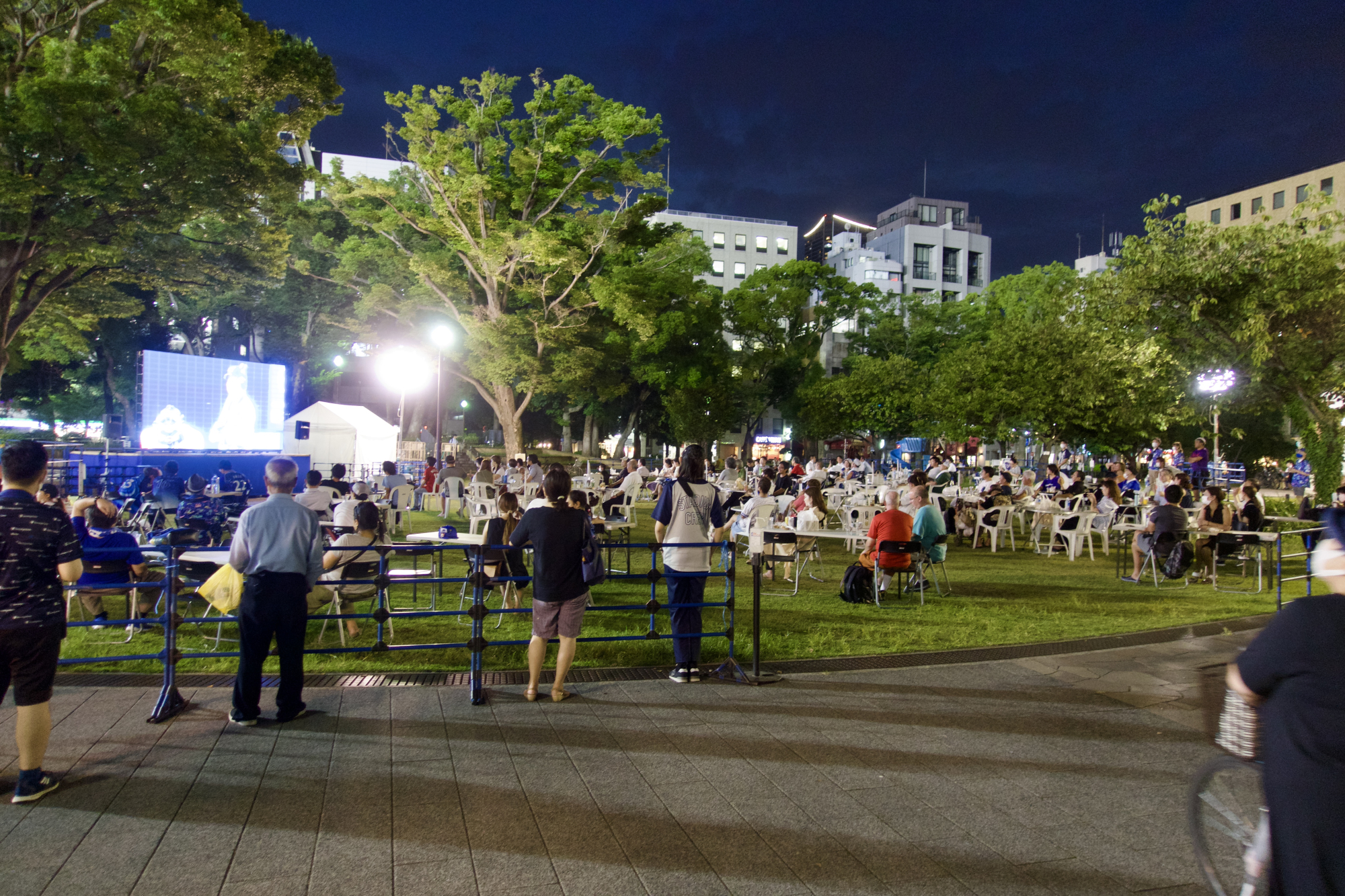 横浜公園内には3年ぶり開催のハマスタBAYビアガーデン